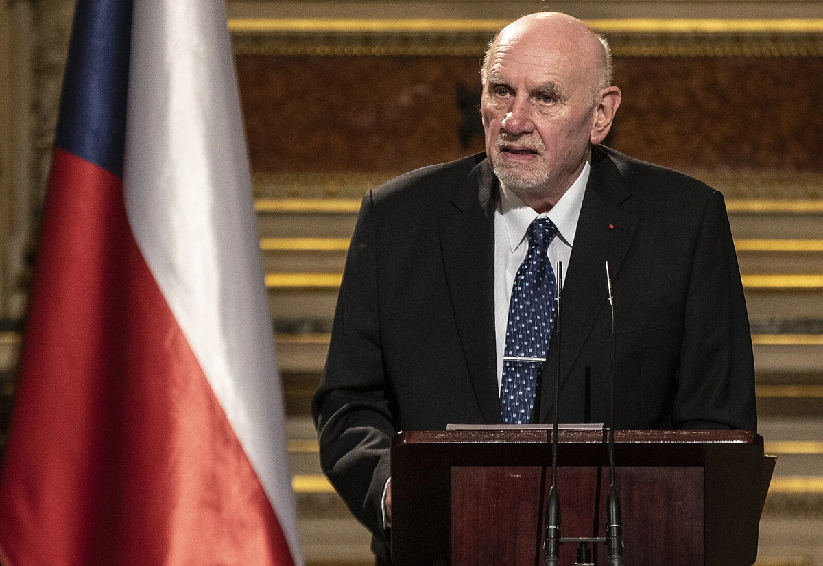 Urážka majestátu opět na obzoru. Bude kritika Ústavního soudu trestně postižitelná?