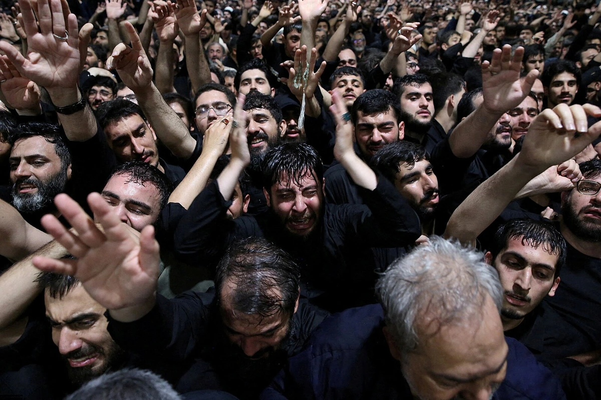 „Smrt Americe a Izraeli,“ skandovali Íránci při loučení s Alím Chameneím