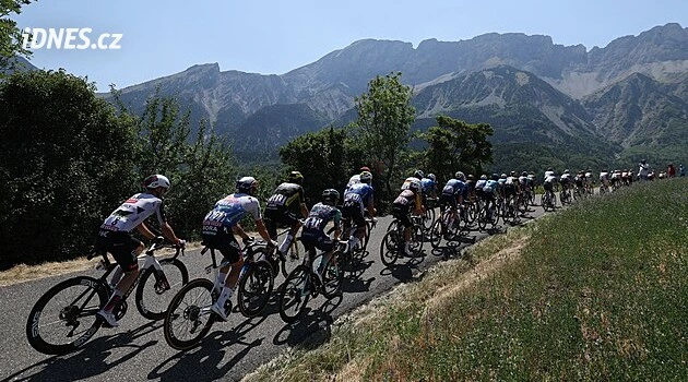 Tour ONLINE: Na Alpe d’Huez! Peloton se hned roztrhl, na čele mezi 42 jezdci i Vacek
