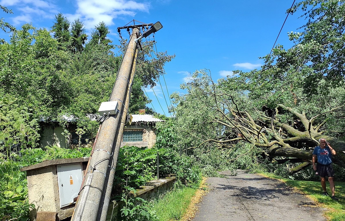 Obcí se prohnal downburst. Ničil střechy, padající stromy trhaly elektrické vedení
