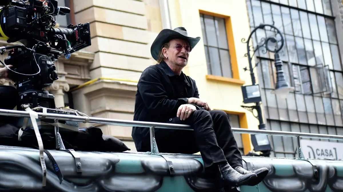 U2 zaklepali na dveře mexické rodiny a na jejím balkóně dokončili nový videoklip - Novinky