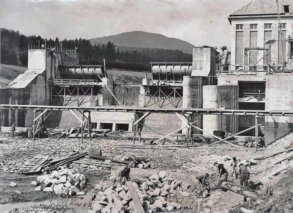 Lipno a Orlík jako symbol pokroku? Realita na březích Vltavy skrývala i temnější příběhy