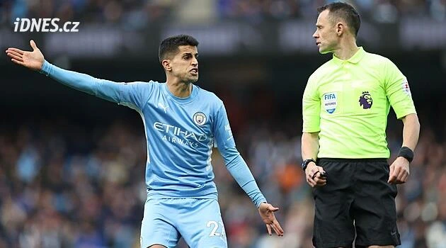 Cancelo už oblékl dres Barcelony. Klub ho ale fanouškům ještě nepředstavil. Proč?
