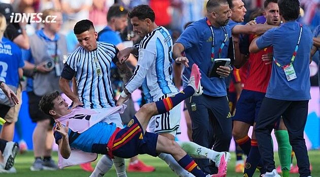 Argentinec Paredes dostal za napadení Španělů po finále MS stopku na 10 zápasů