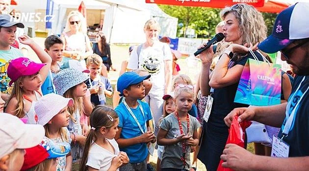 Podpisy i charitativní běh. Fotbalisté FK Pardubice zaujali lidi ve sportovním parku