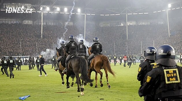 Proti fanouškům zasahovali i policisté na koních. Zápas německého poháru se zvrhl