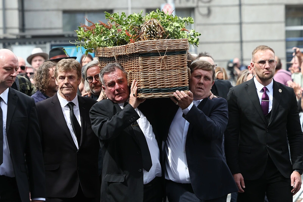 Dublin se loučí s Hansardem. Katedrálu rozezněli hudebníci, k oltáři přinesli kytaru