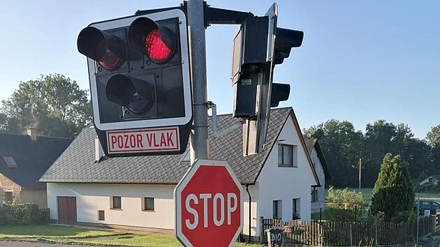 Trať mezi Prahou a Berounem stojí, vlak se srazil s autem. Zraněné jsou i děti