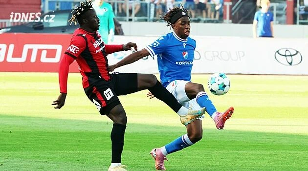 Fotbalové přestupy ONLINE: Newcastle má nového kouče. Uruguay povede Forlán