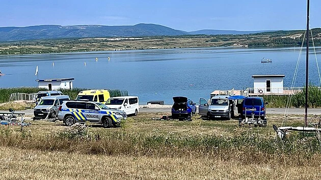 Na jezeře Most našli pohřešovaného paddleboardistu, hledání druhého pokračuje