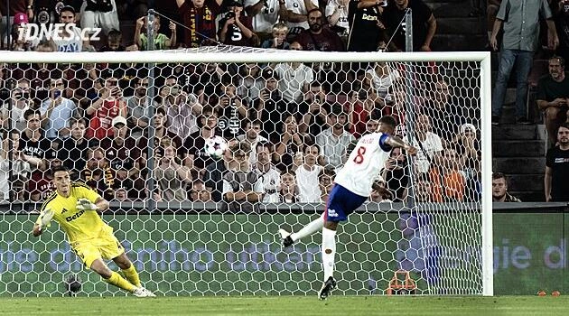 Po Slavii nedal penaltu ani Spartě. Kouč Lyonu pak přemítal: Zřejmě to bylo klíčové
