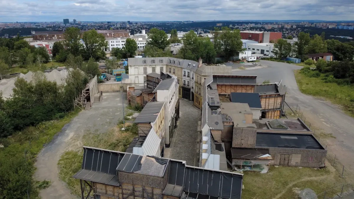 Filmová Paříž na Barrandově láká zahraniční štáby. Natáčela se tu Císařovna i Hraběnka Monte Cristo