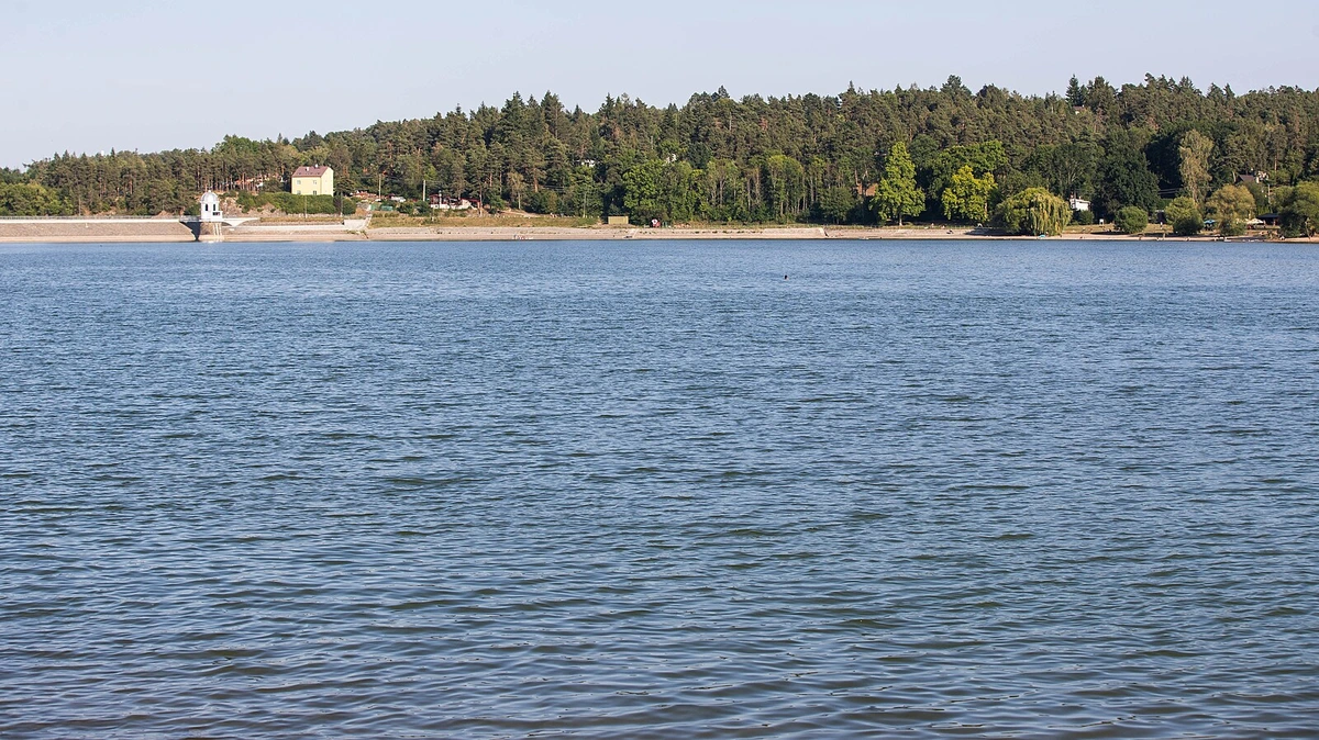 Hygienici zakázali koupání na Plumlovské přehradě, hrozí zdravotní potíže