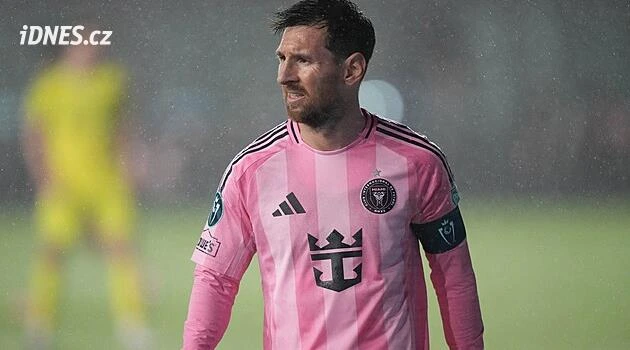Nejdřív emotivní gól, pak plácnutí soupeře. Messi vyfasoval pokutu od disciplinárky