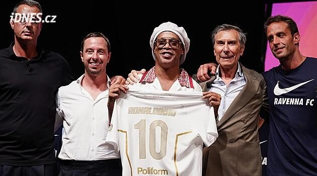 Návrat legendy. Ronaldinho už je hráčem Ravenny, v Itálii způsobil poprask