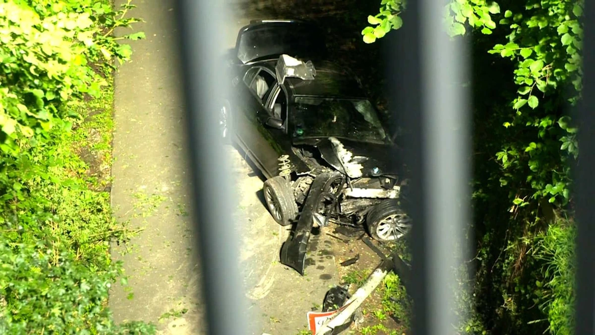 Unfall in Paderborn: BMW mit fünf Teenagern stürzt von Brücke