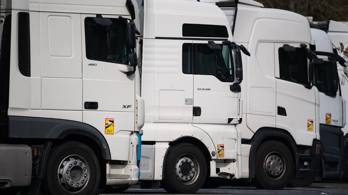 Niedrigwasser am Rhein: Sonntagsfahrverbot für bestimmte Lkw-Transporte ausgesetzt