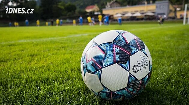 Hitlerův knírek z prstů, hajlování. Za oslavu gólu dostal fotbalista stopku na rok