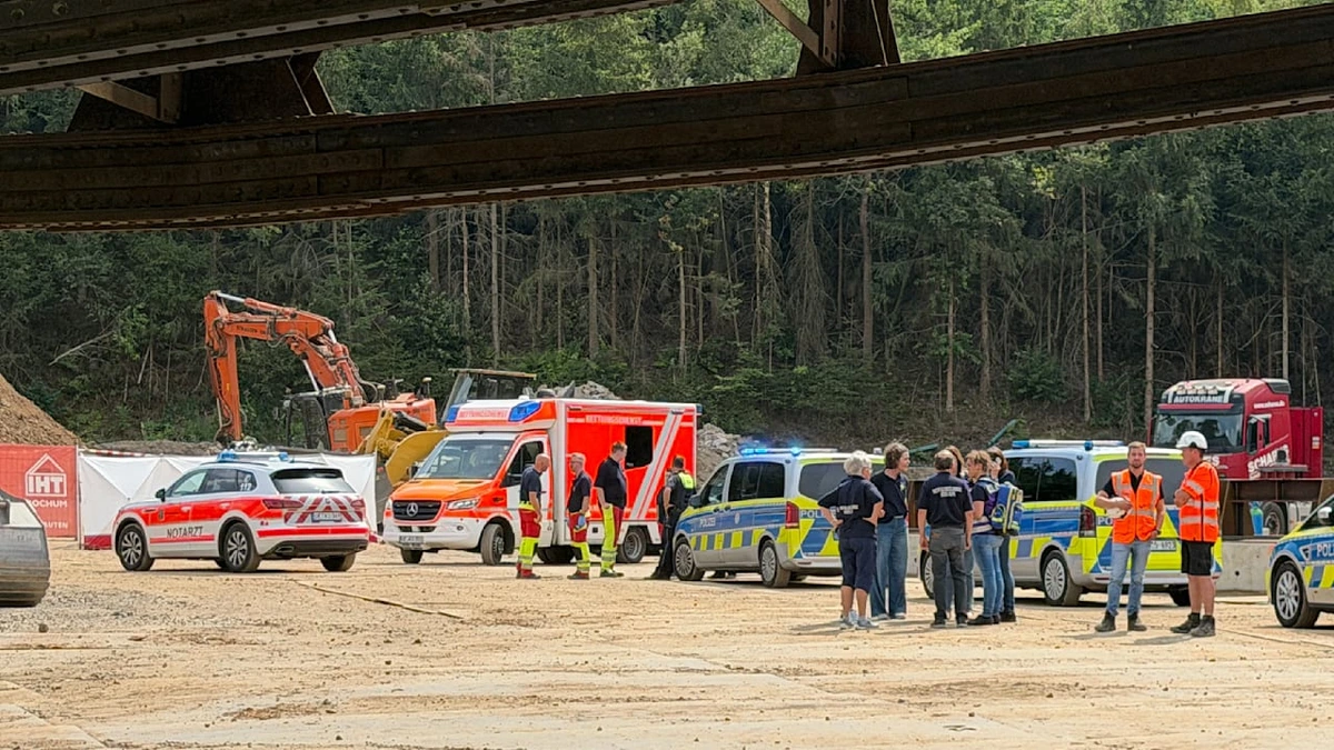 Von Radlader überfahren: Mann (45) stirbt auf Bahn-Baustelle