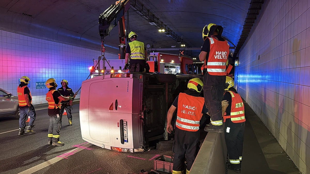 Řidič vyjel se třemi promile, v tunelu přišel náraz. Dodávka skončila na boku