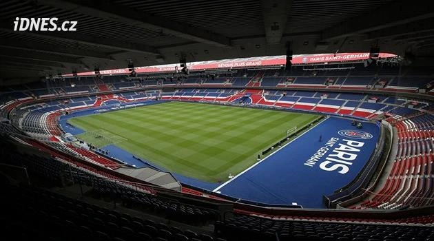 Další poškozený trávník. Fotbalisté PSG začnou kvůli vedrům ligu na hřišti soupeře