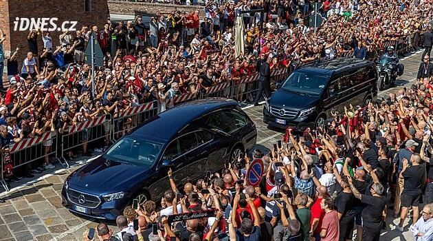 Milán se loučil s Baresim. Sbohem kapitánovi dali Baggio, Maldini či Seedorf