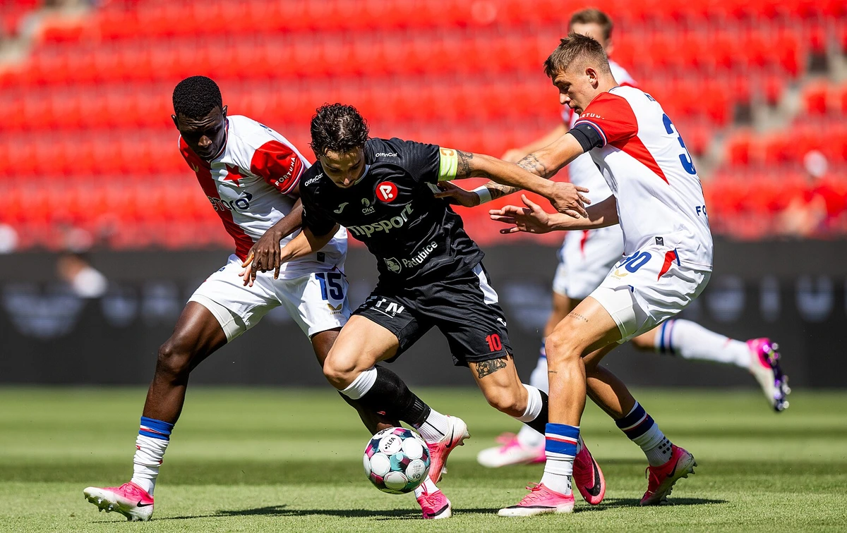ONLINE: Slavia - Pardubice 0:0, vyrovnaný průběh, Sadílek míří do tyče, hrozí i hosté