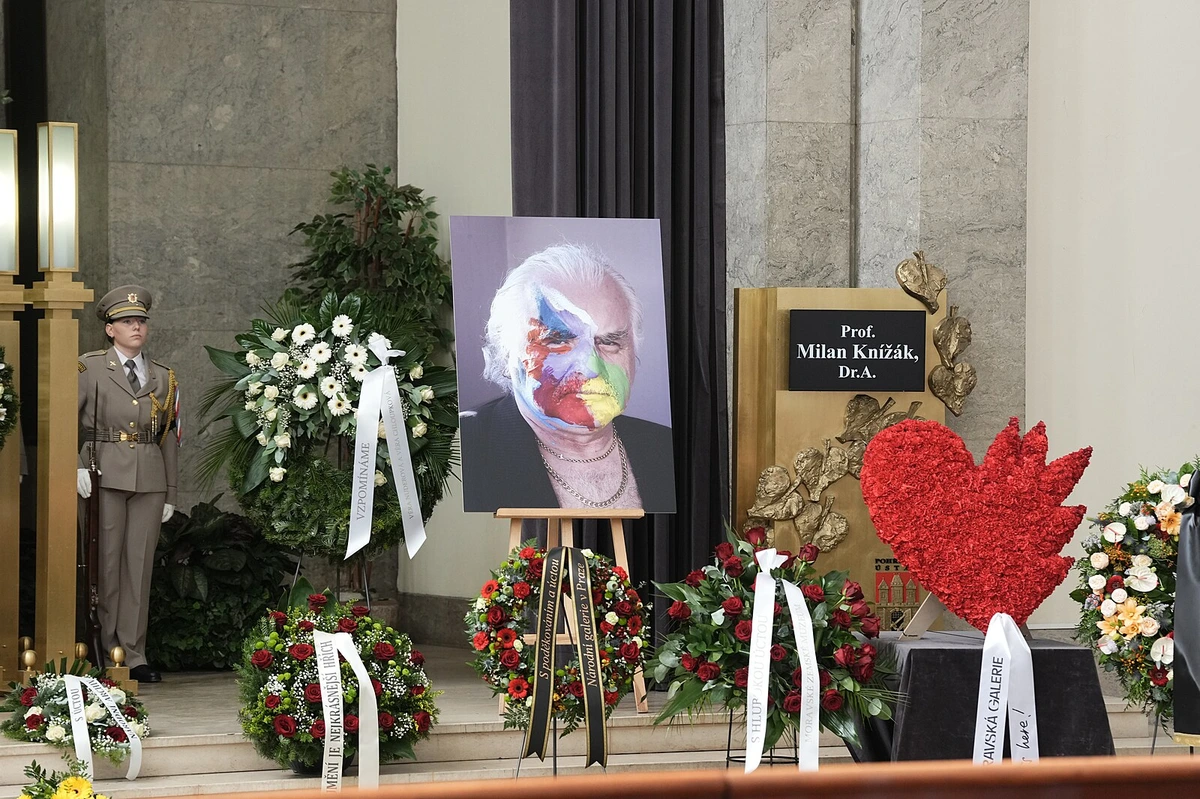 Rozloučení s Knížákem. Začíná obřad, mezi hosty je i Klaus či Klempíř