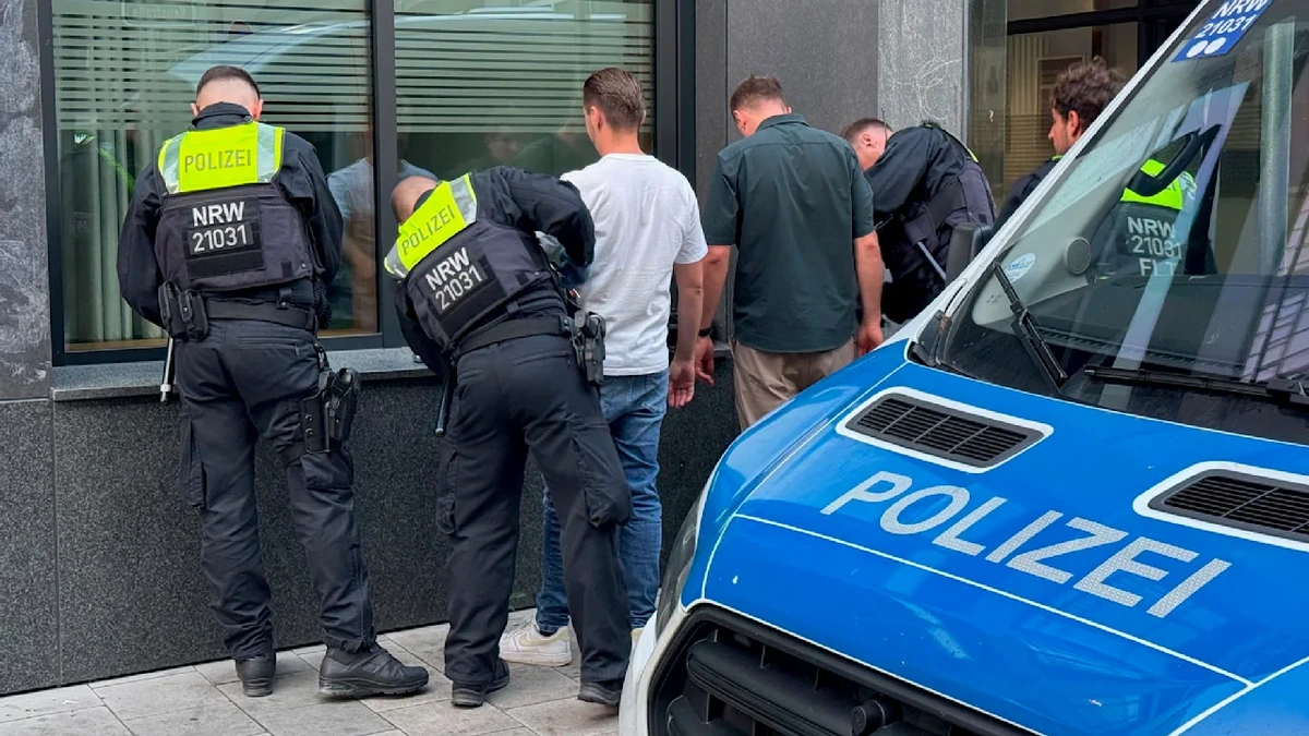 Messer-Razzia in NRW: 200 Polizisten riegeln Altstadt ab