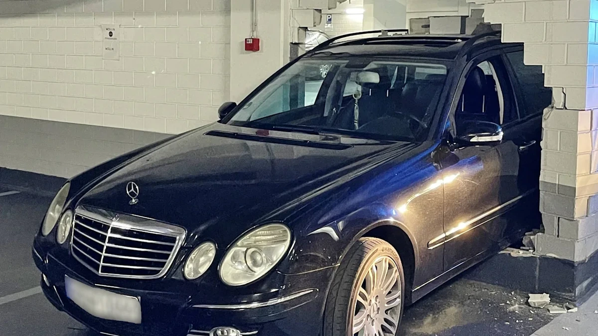 Parkhaus-Schock: Mercedes schießt mit Vollgas durch die Wand