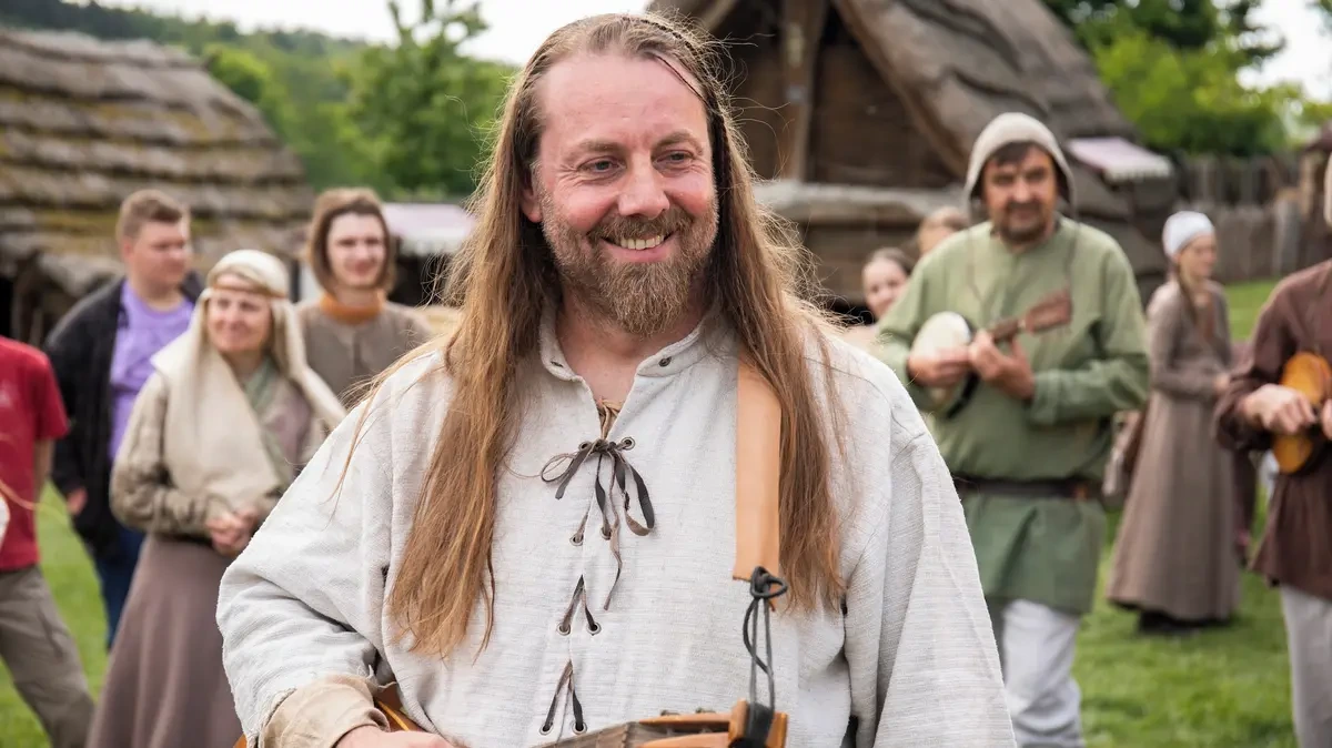 Film Máma a Táta jsou Boží představuje svou píseň. Stojí za ní Roman Procházka z Divokýho Billa - Novinky