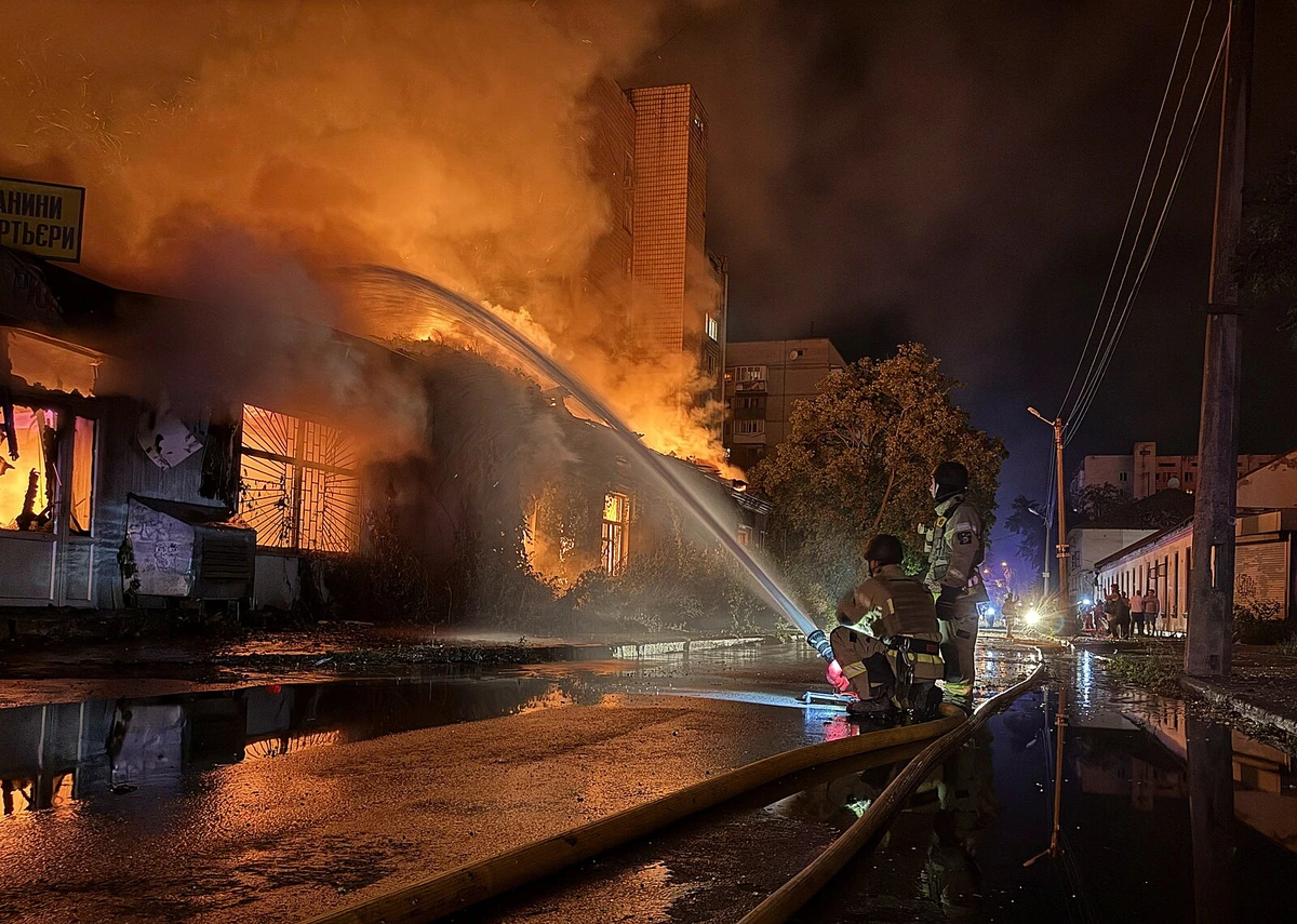 Rusové zaútočili balistickými střelami na Kyjev. Několik lidí zemřelo