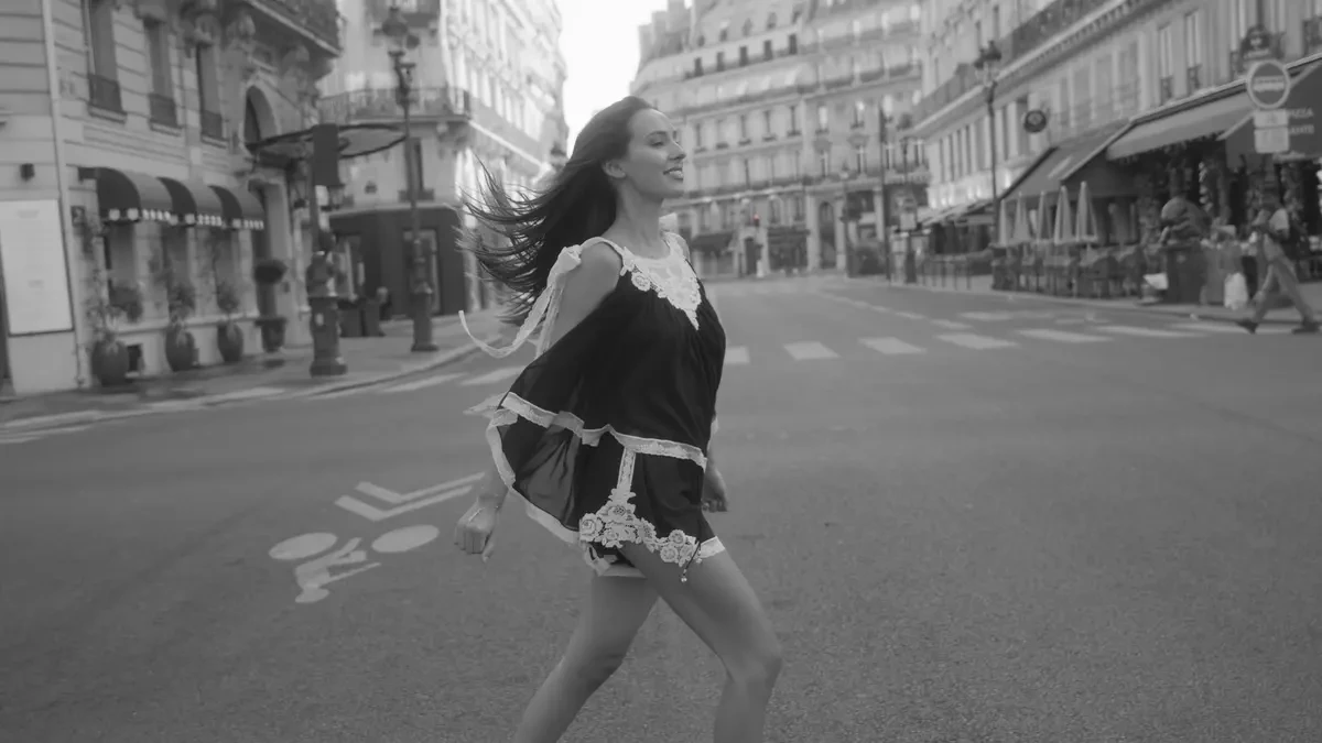 Zpěvačka Charlotte Gott zveřejnila videoklip ke svému třetímu singlu Paris - Novinky