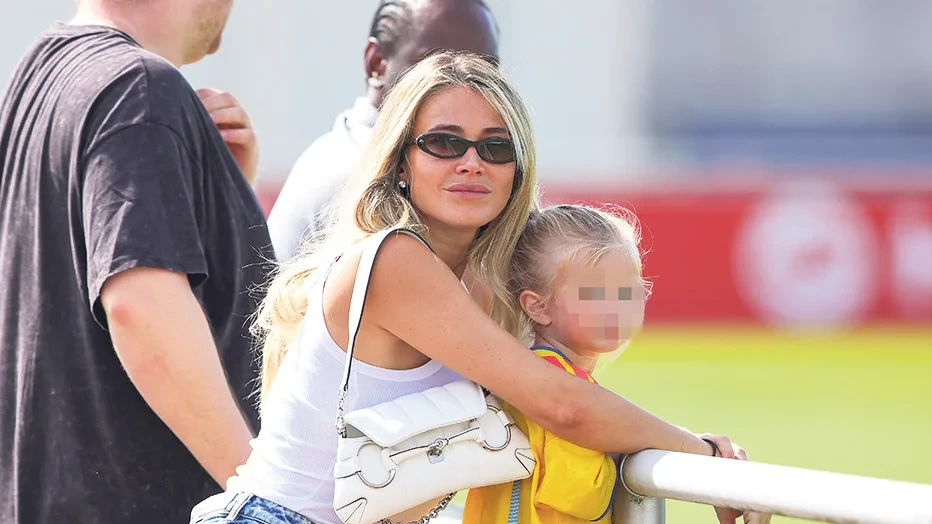 Schalke 04: Diletta Leotta mit Tochter Aria beim ersten Training von Edin Dzeko