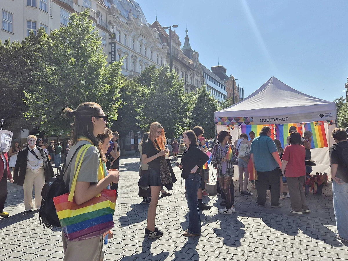 „Hrozný jsme.“ Prahou projde duhový průvod, účastníci se scházejí na Václaváku