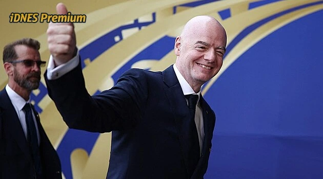 Jak se drolí fotbalové království. Ustojí Infantino největší krizi za deset let?