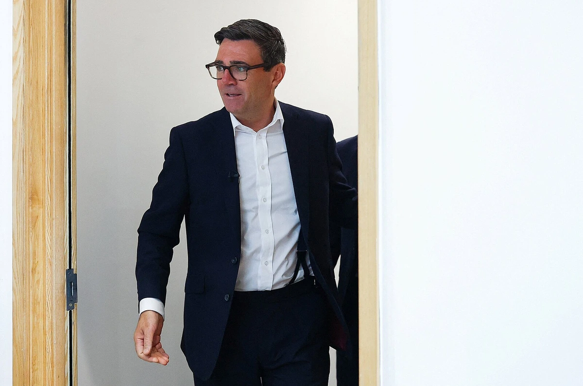 Překvapení pod sakem. Britský premiér se chce přidat ke kšandové partě