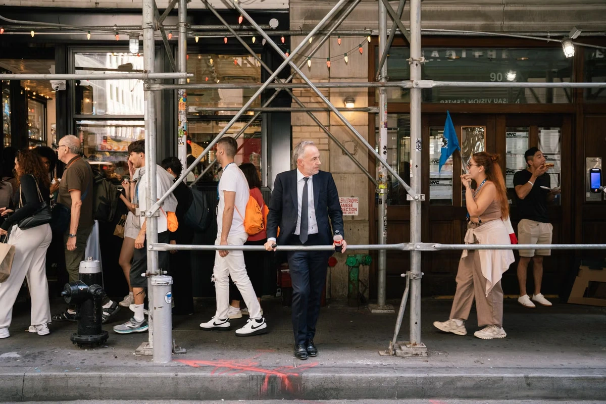 A New York, Zohran Mamdani et Emmanuel Grégoire s’affichent ensemble pour défendre l’accès au logement et la lutte contre le réchauffement climatique