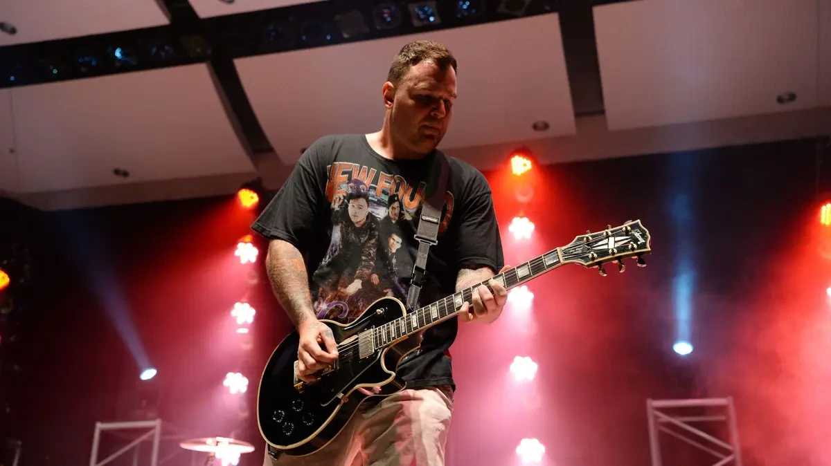 Zemřel kytarista Chad Gilbert. Bylo mu 45 let - Novinky