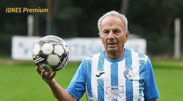Nejstarší fotbalista v Česku: je mu 79 let, objímá stromy, uteče i dvacetiletým