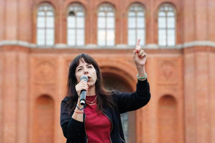 Quién es Elif Eralp, la mujer de origen turco que puede convertirse en la 'Mamdani' de Berlín en las elecciones de este domingo