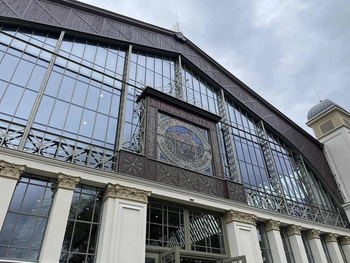 Po rekonstrukci za miliardy ožívá Průmyslový palác. Zcela nové je levé křídlo zničené požárem