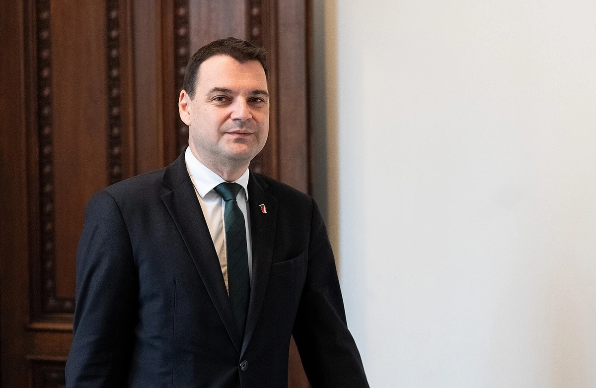 Chcete si udržet křesla, na odchod nemáte koule, tepal Vondra Macinku za rozpočet