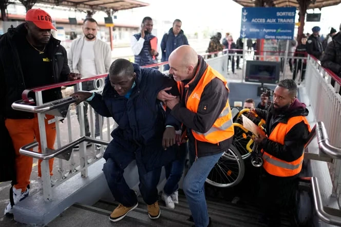Les transports en commun peinent à atteindre l’accessibilité universelle : « Deux accidents mortels en six mois, ça fait beaucoup »