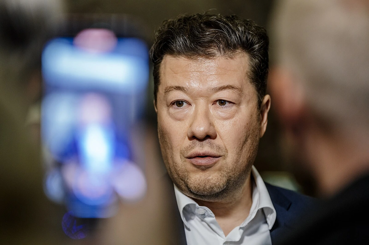 Okamurovo předstírané ignorantství je sice legrační, ale možná docela funguje