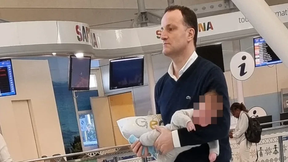 Urlaub statt Bundestag: Hier hält Jens Spahn sein Baby auf dem Arm