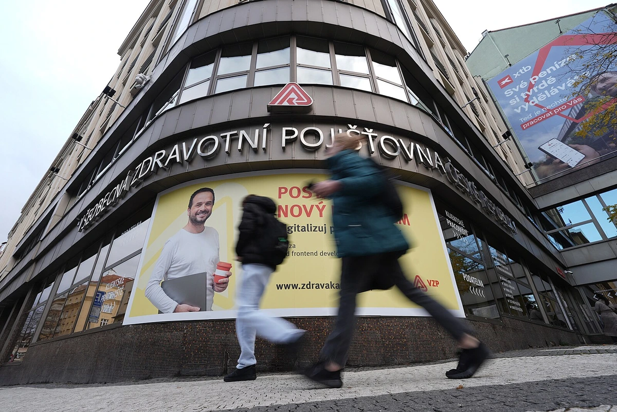 Podezření na korupci ve VZP. Policie zadržela tři lidi, nikoho neobvinila