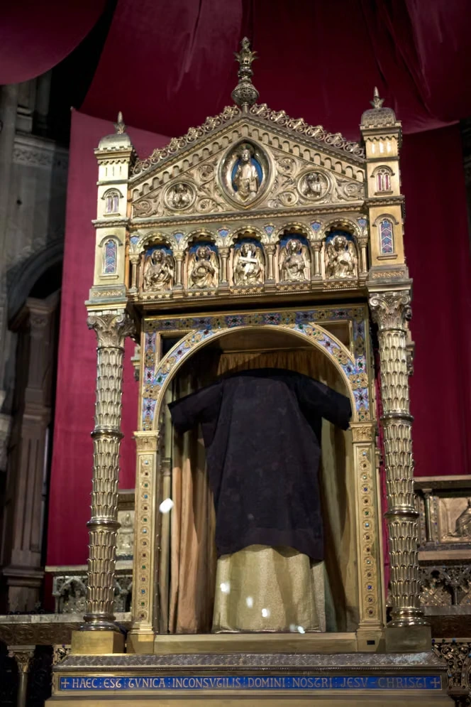 Visite du pape Léon XIV : avec la tunique du Christ exposée au Stade de France, le retour en grâce du culte des reliques