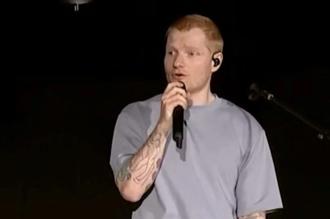 Ed Sheeran reconnaît avoir commis « des erreurs », lors du premier concert donné depuis l’éviction de sa tournée du rappeur propalestinien Macklemore