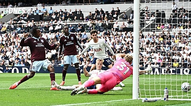 ONLINE: Kinský dostal tři góly a Tottenham je v pásmu sestupu, v akci i Arsenal